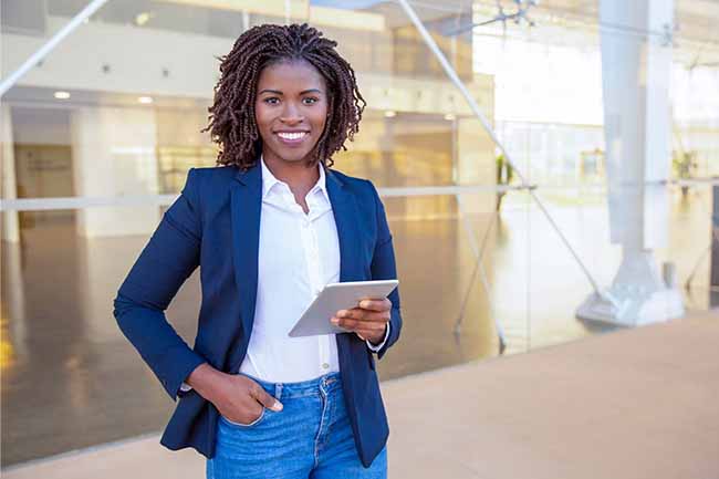 vu-ppc-woman-business-tablet-outdoors